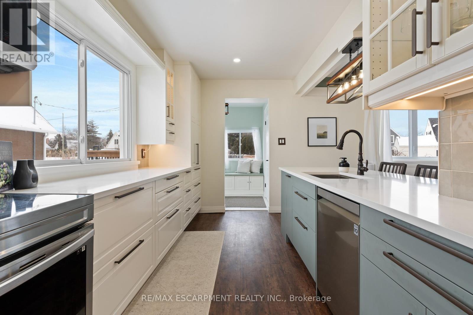 18 Flanders Avenue, St. Catharines, Ontario  L2M 5X3 - Photo 8 - X12464334