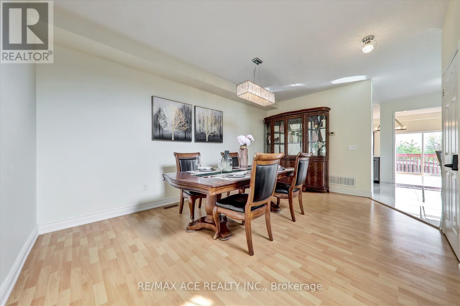 31 Cherryplum Way, Brampton, Ontario  L6S 6J4 - Photo 8 - W12508756