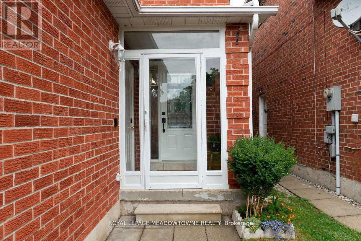 32 Clarridge Court, Brampton, Ontario  L6X 3N5 - Photo 3 - W12508820