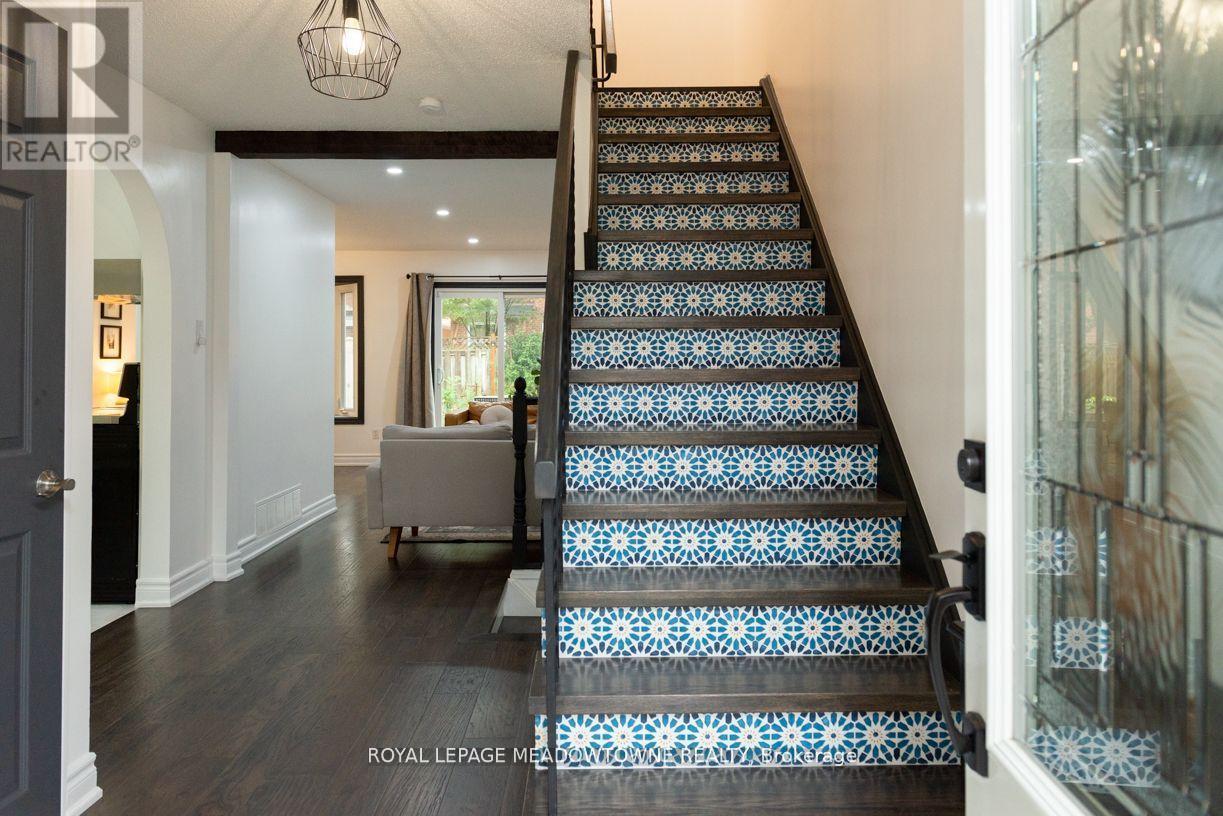 32 Clarridge Court, Brampton, Ontario  L6X 3N5 - Photo 4 - W12508820