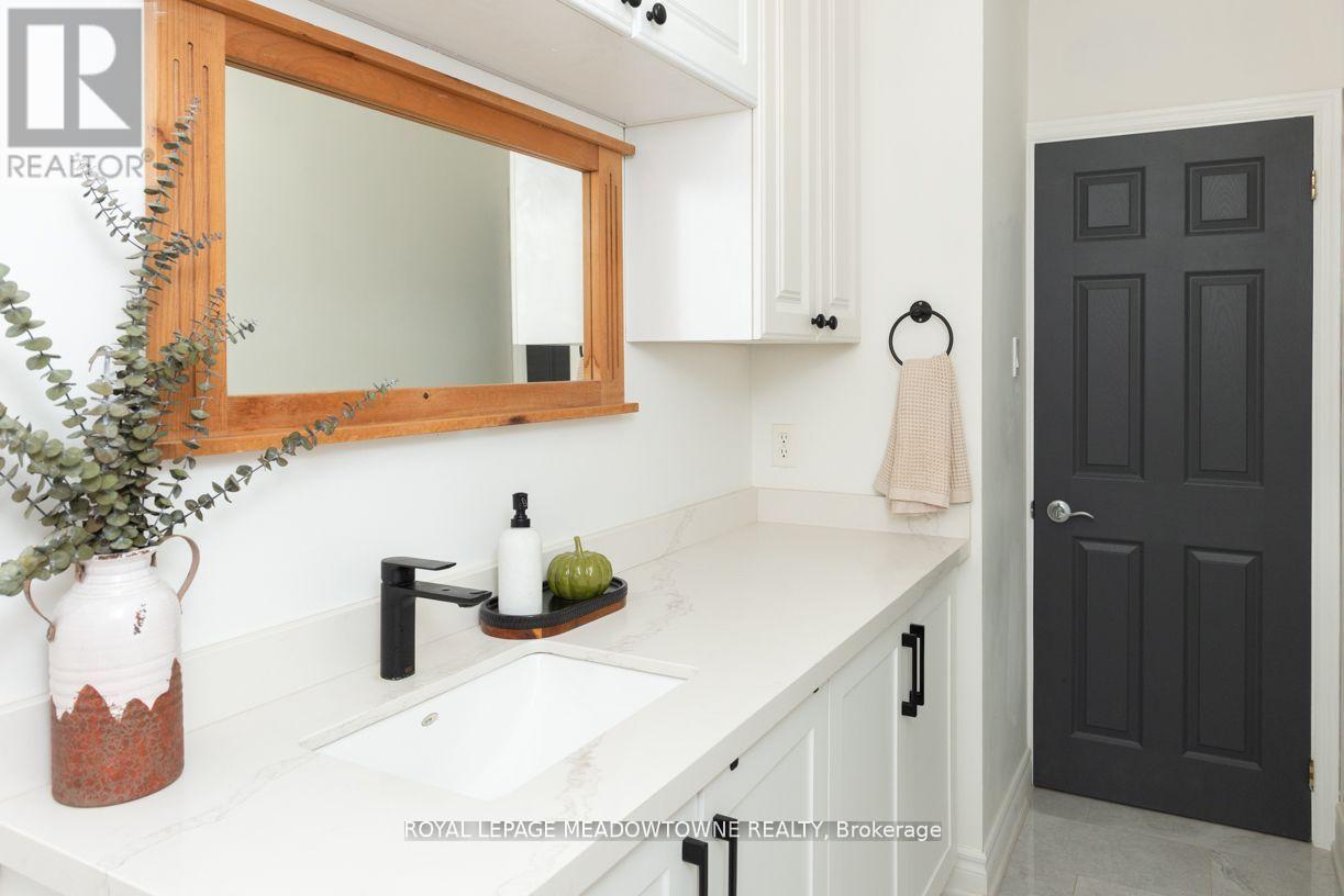 32 Clarridge Court, Brampton, Ontario  L6X 3N5 - Photo 6 - W12508820