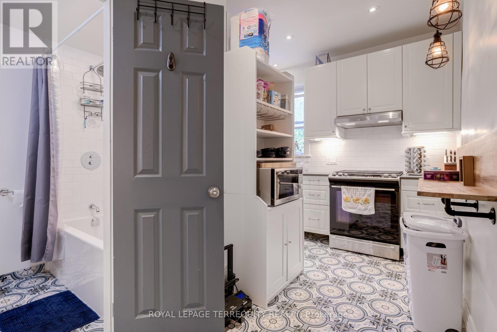 30 1/2 Macaulay Avenue, Toronto, Ontario  M6P 3P6 - Photo 11 - W12508842