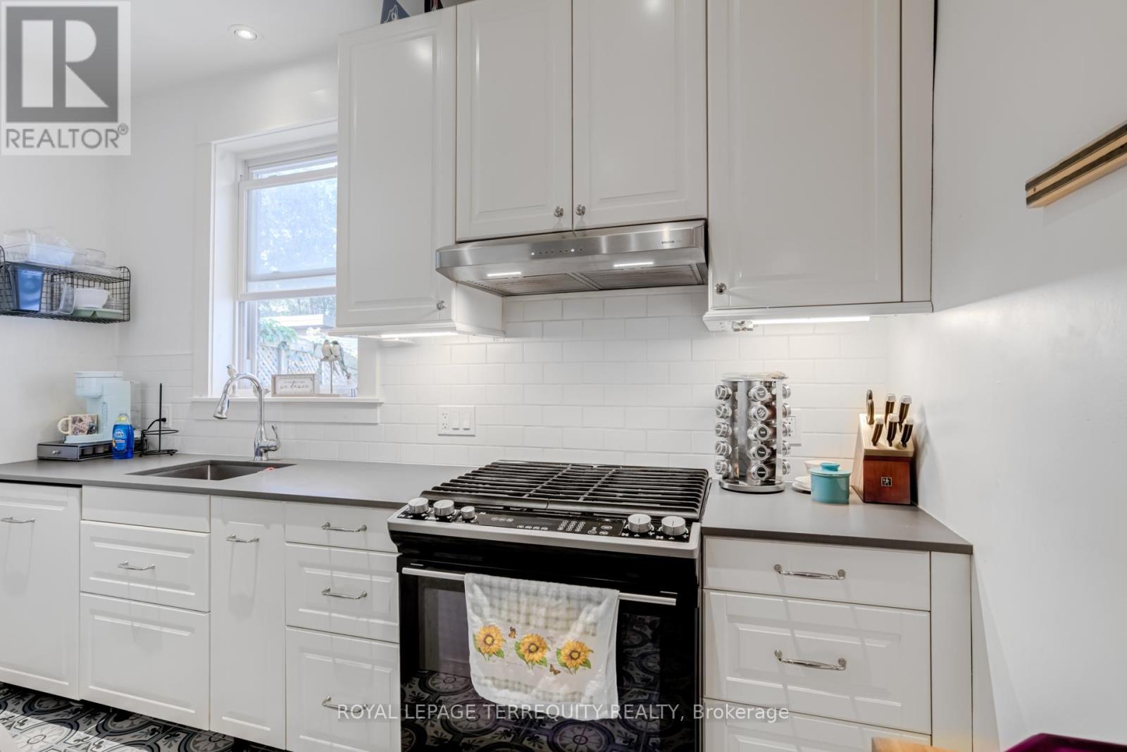 30 1/2 Macaulay Avenue, Toronto, Ontario  M6P 3P6 - Photo 12 - W12508842