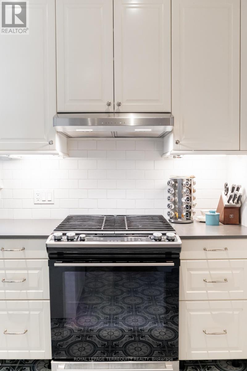 30 1/2 Macaulay Avenue, Toronto, Ontario  M6P 3P6 - Photo 13 - W12508842