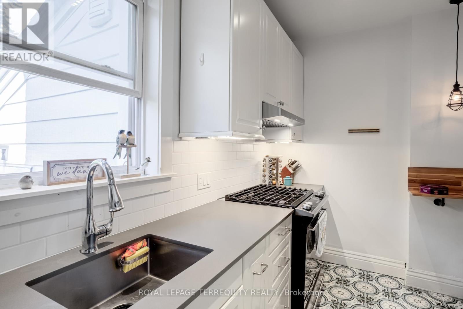 30 1/2 Macaulay Avenue, Toronto, Ontario  M6P 3P6 - Photo 15 - W12508842