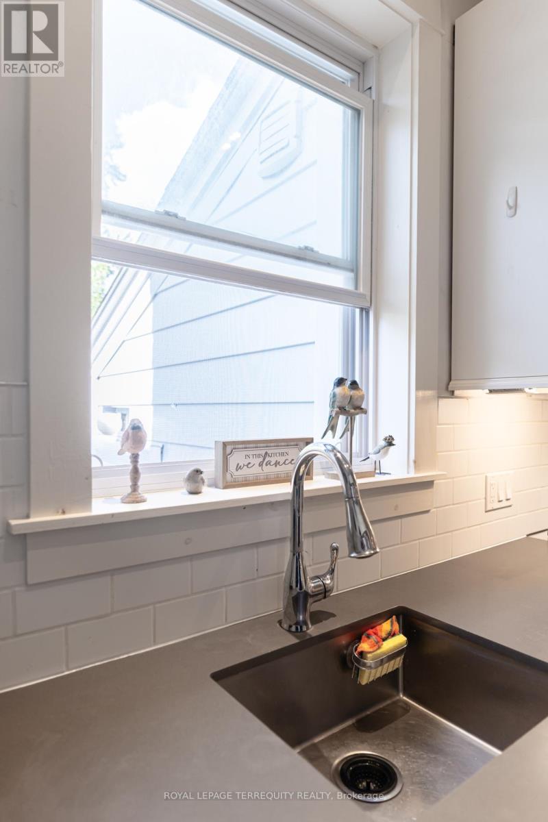 30 1/2 Macaulay Avenue, Toronto, Ontario  M6P 3P6 - Photo 16 - W12508842