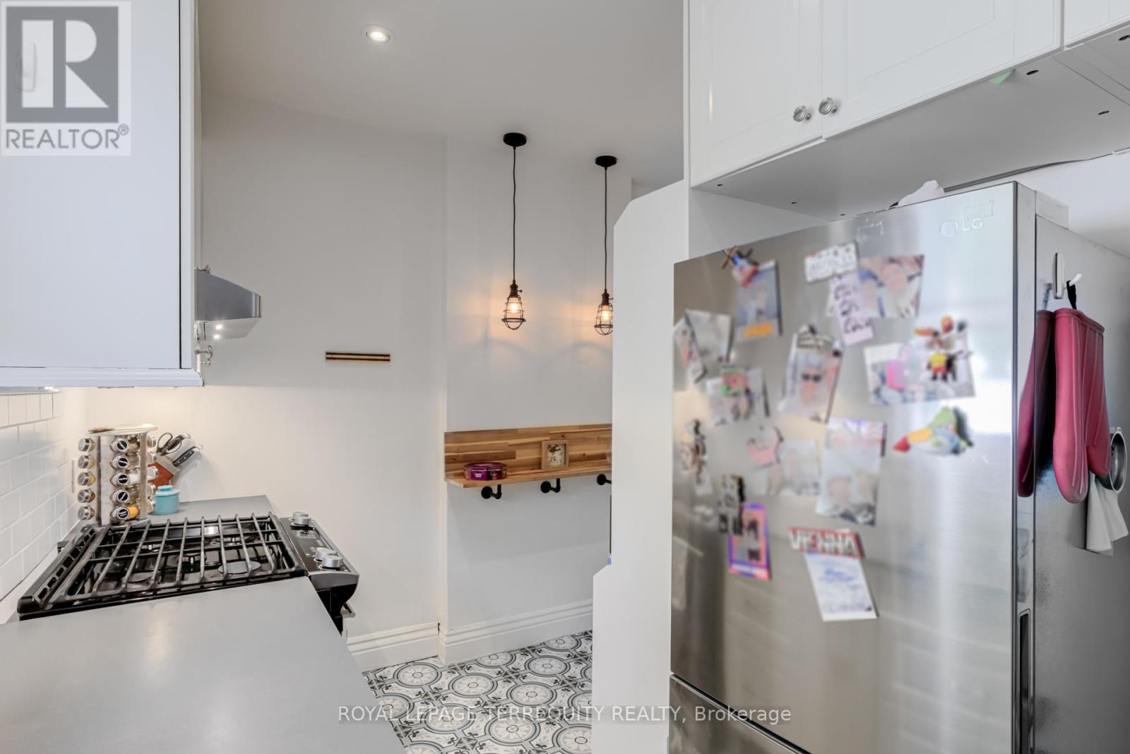 30 1/2 Macaulay Avenue, Toronto, Ontario  M6P 3P6 - Photo 18 - W12508842