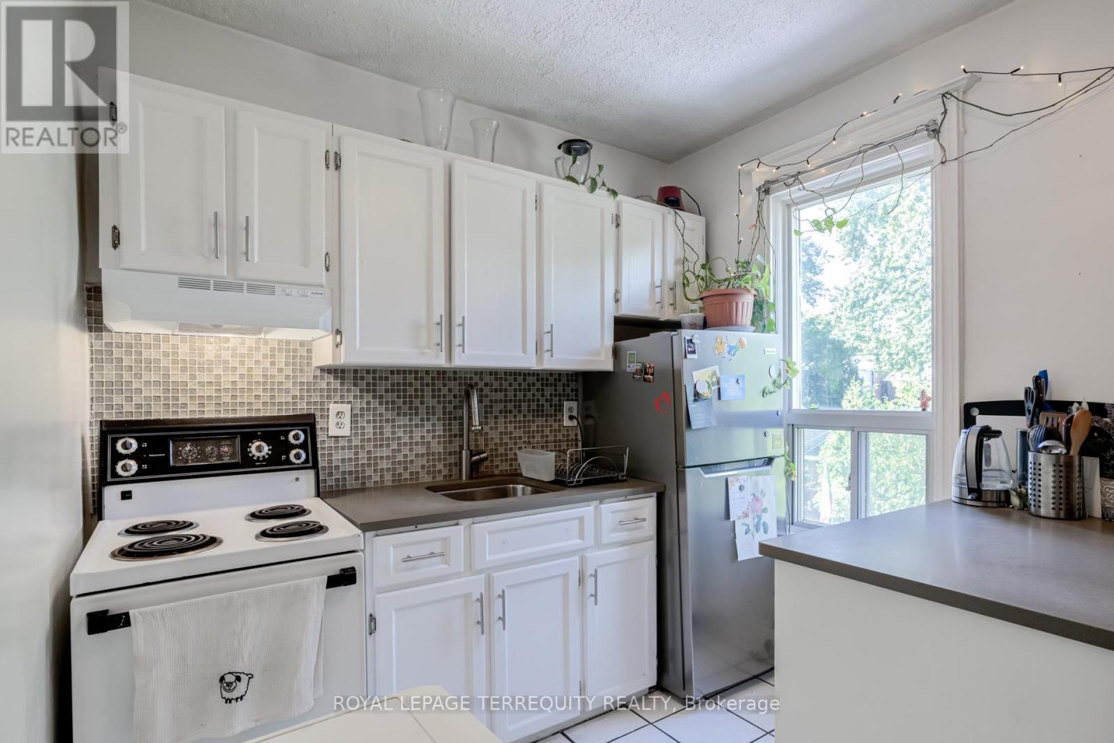 30 1/2 Macaulay Avenue, Toronto, Ontario  M6P 3P6 - Photo 22 - W12508842