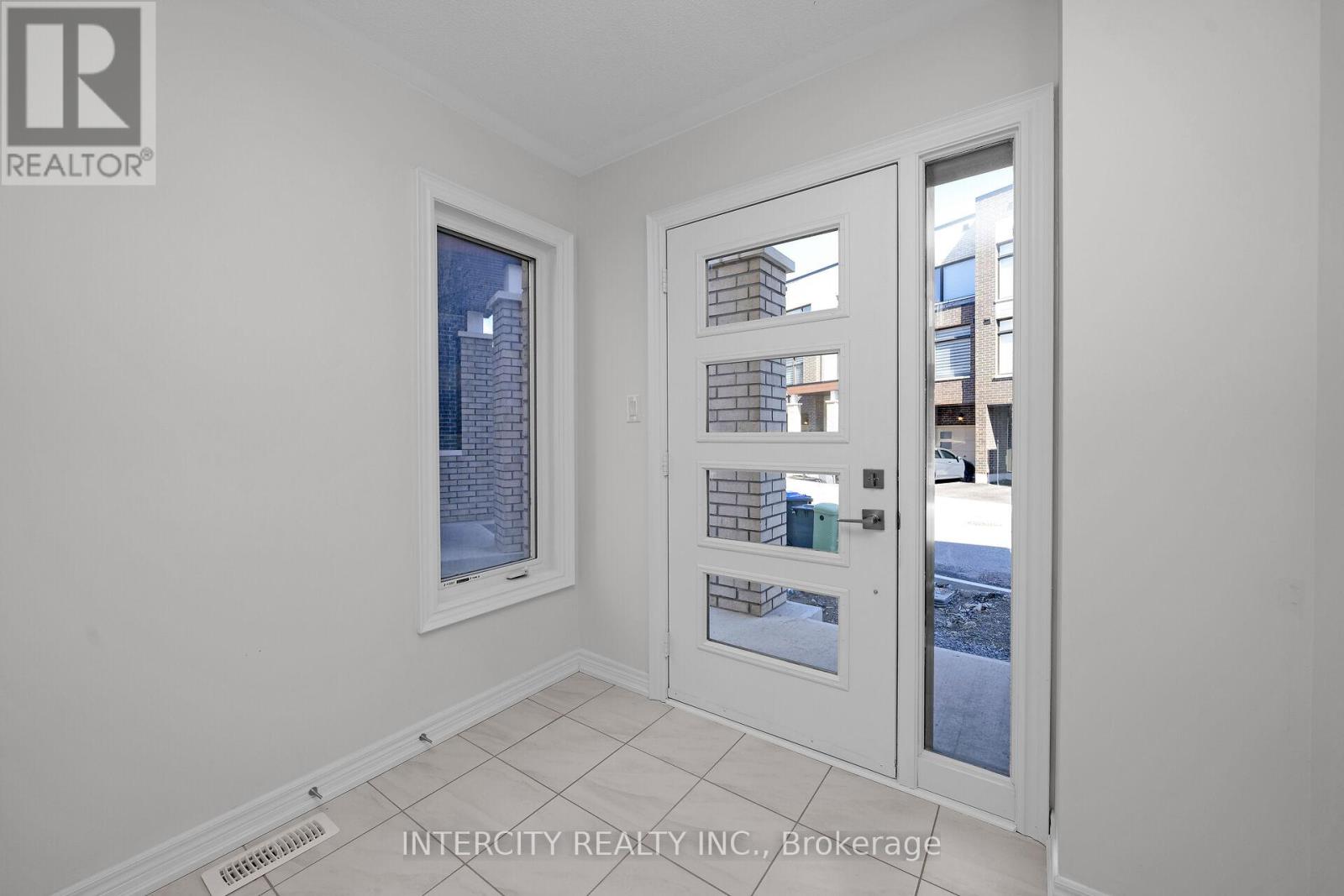 30 - 28 Queenpost Drive, Brampton, Ontario  L6Y 6L2 - Photo 3 - W12508860