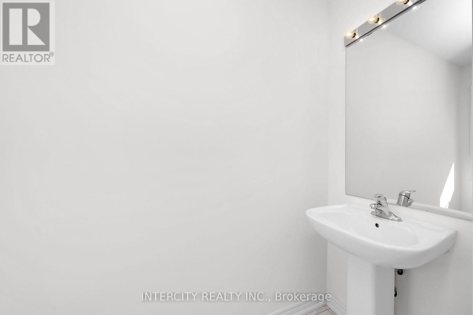 30 - 28 Queenpost Drive, Brampton, Ontario  L6Y 6L2 - Photo 6 - W12508860