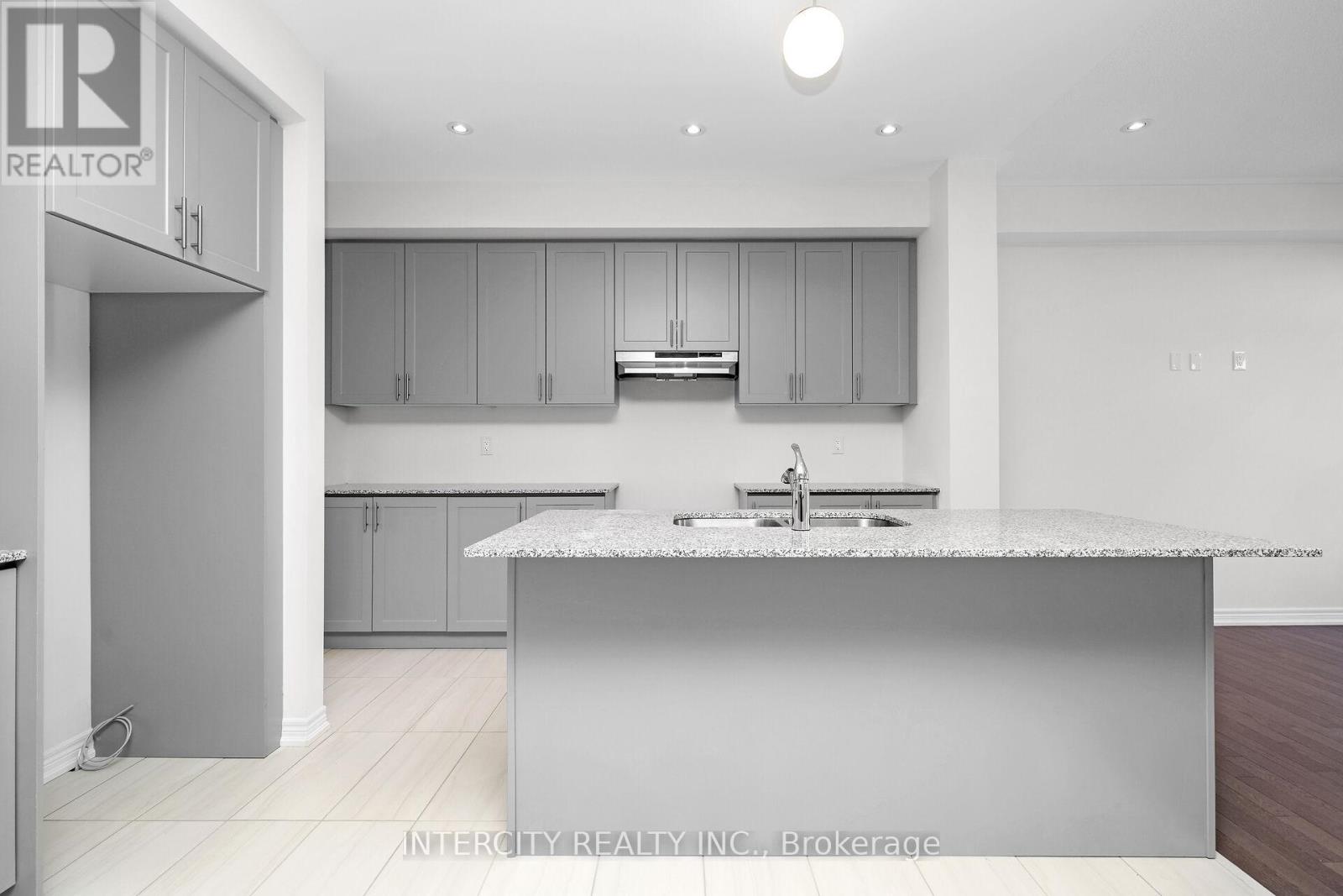 30 Queenpost Drive N, Brampton, Ontario  L6Y 6L2 - Photo 11 - W12508884