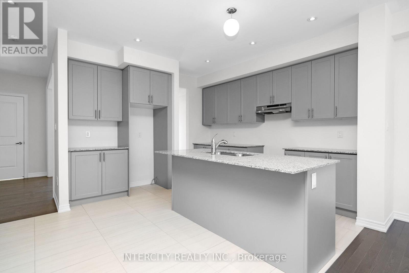 30 Queenpost Drive N, Brampton, Ontario  L6Y 6L2 - Photo 12 - W12508884