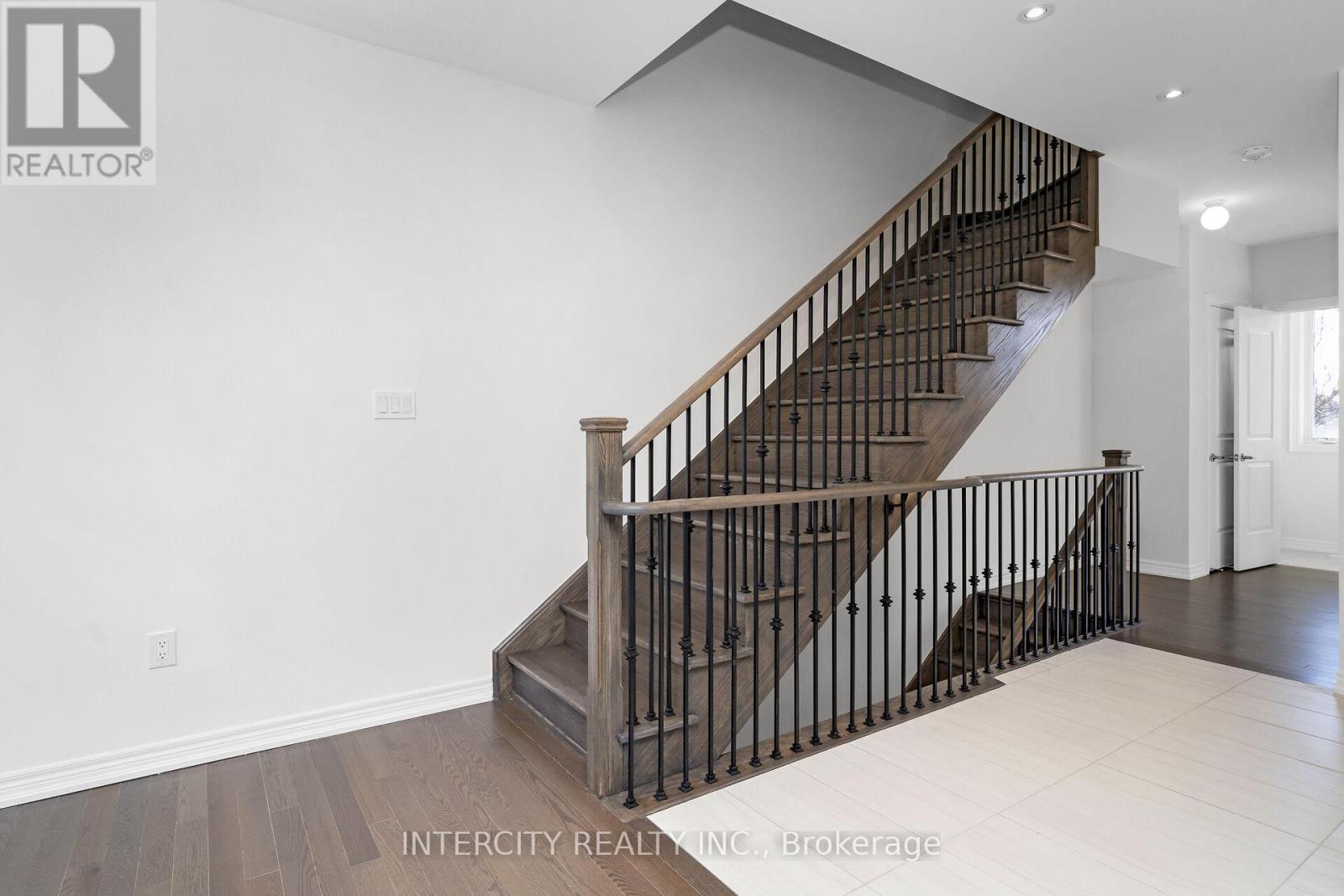 30 Queenpost Drive N, Brampton, Ontario  L6Y 6L2 - Photo 23 - W12508884