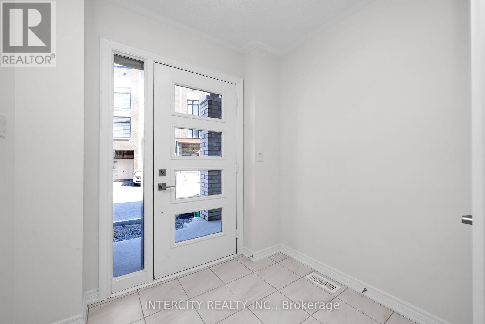 30 Queenpost Drive N, Brampton, Ontario  L6Y 6L2 - Photo 3 - W12508884