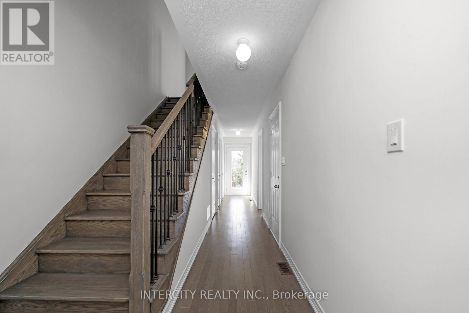 30 Queenpost Drive N, Brampton, Ontario  L6Y 6L2 - Photo 4 - W12508884