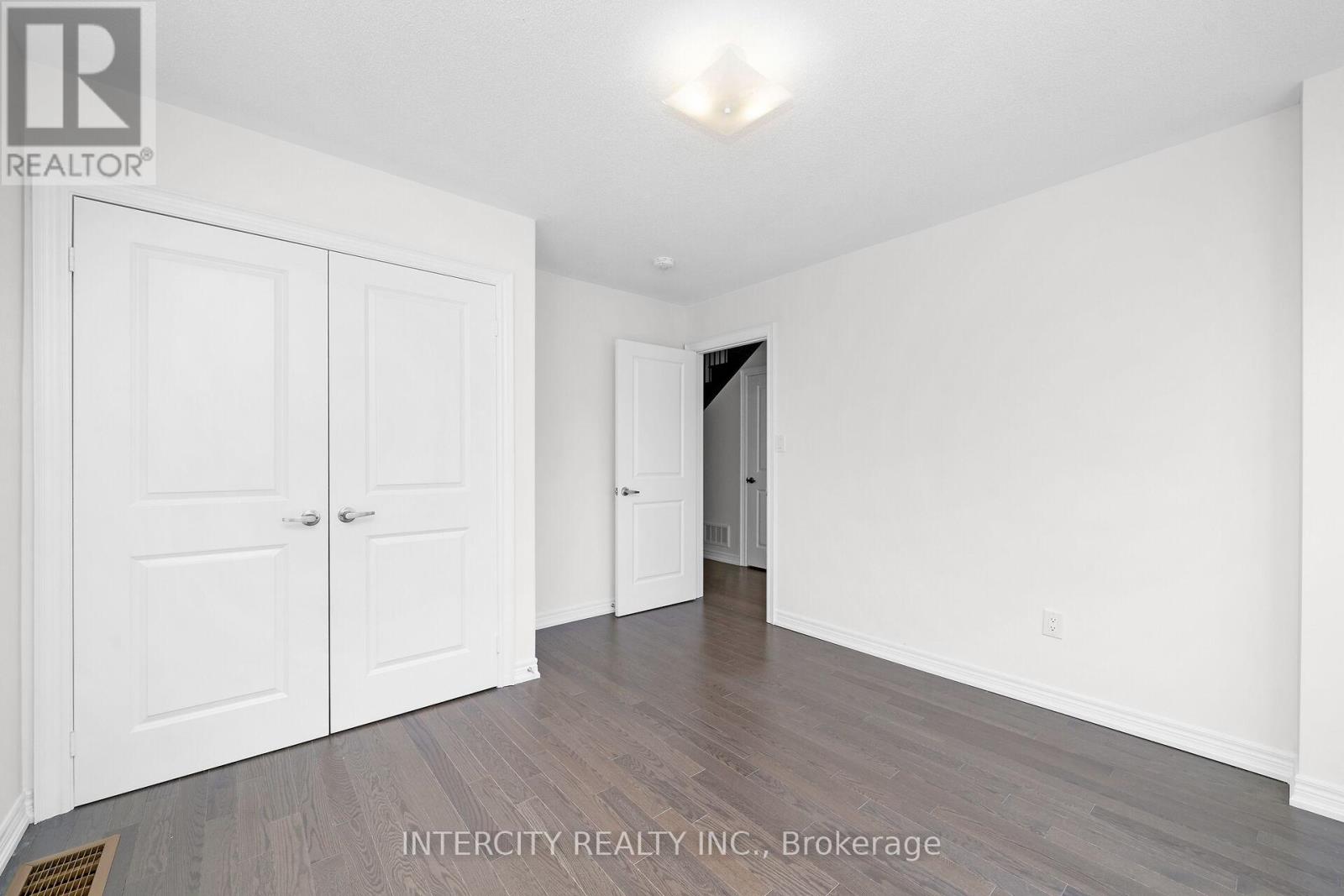 30 Queenpost Drive N, Brampton, Ontario  L6Y 6L2 - Photo 5 - W12508884