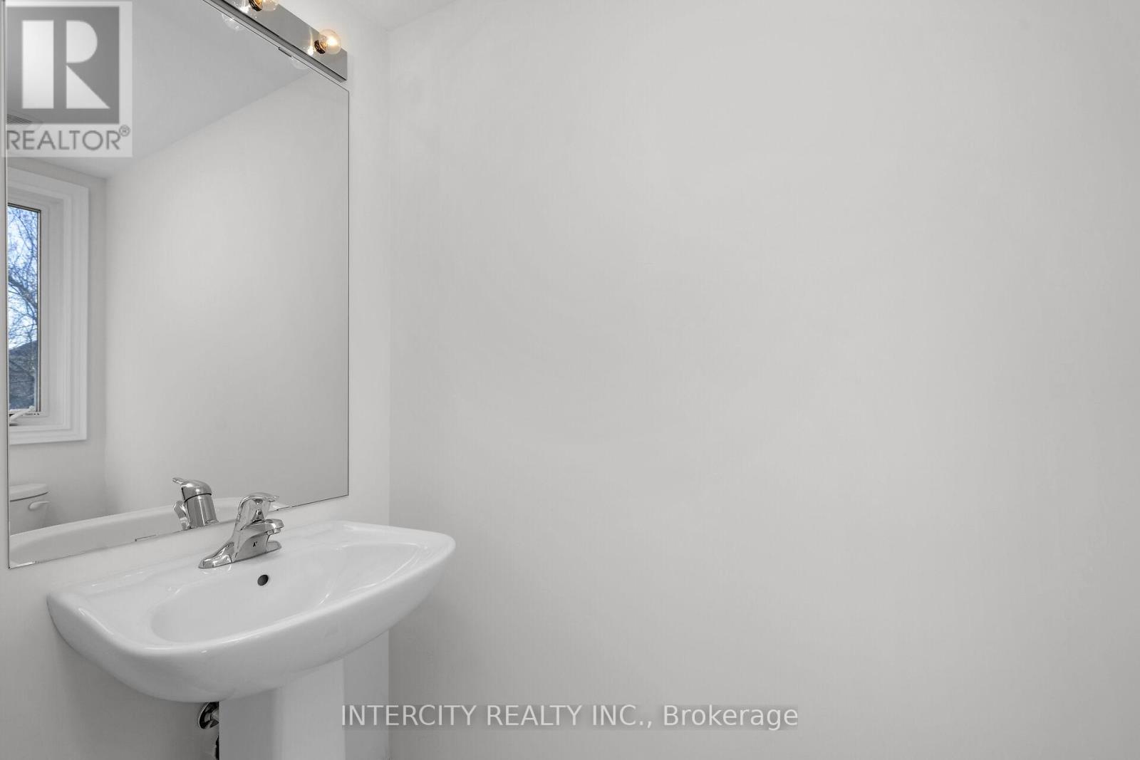 30 Queenpost Drive N, Brampton, Ontario  L6Y 6L2 - Photo 6 - W12508884