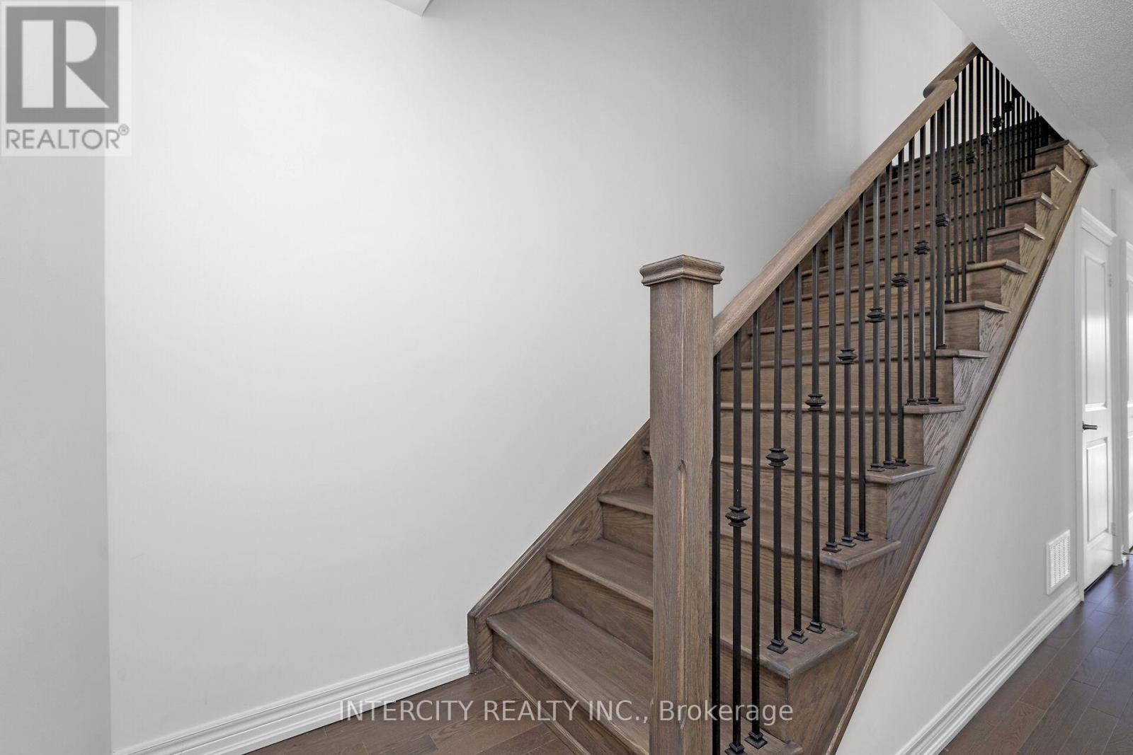 30 Queenpost Drive N, Brampton, Ontario  L6Y 6L2 - Photo 8 - W12508884