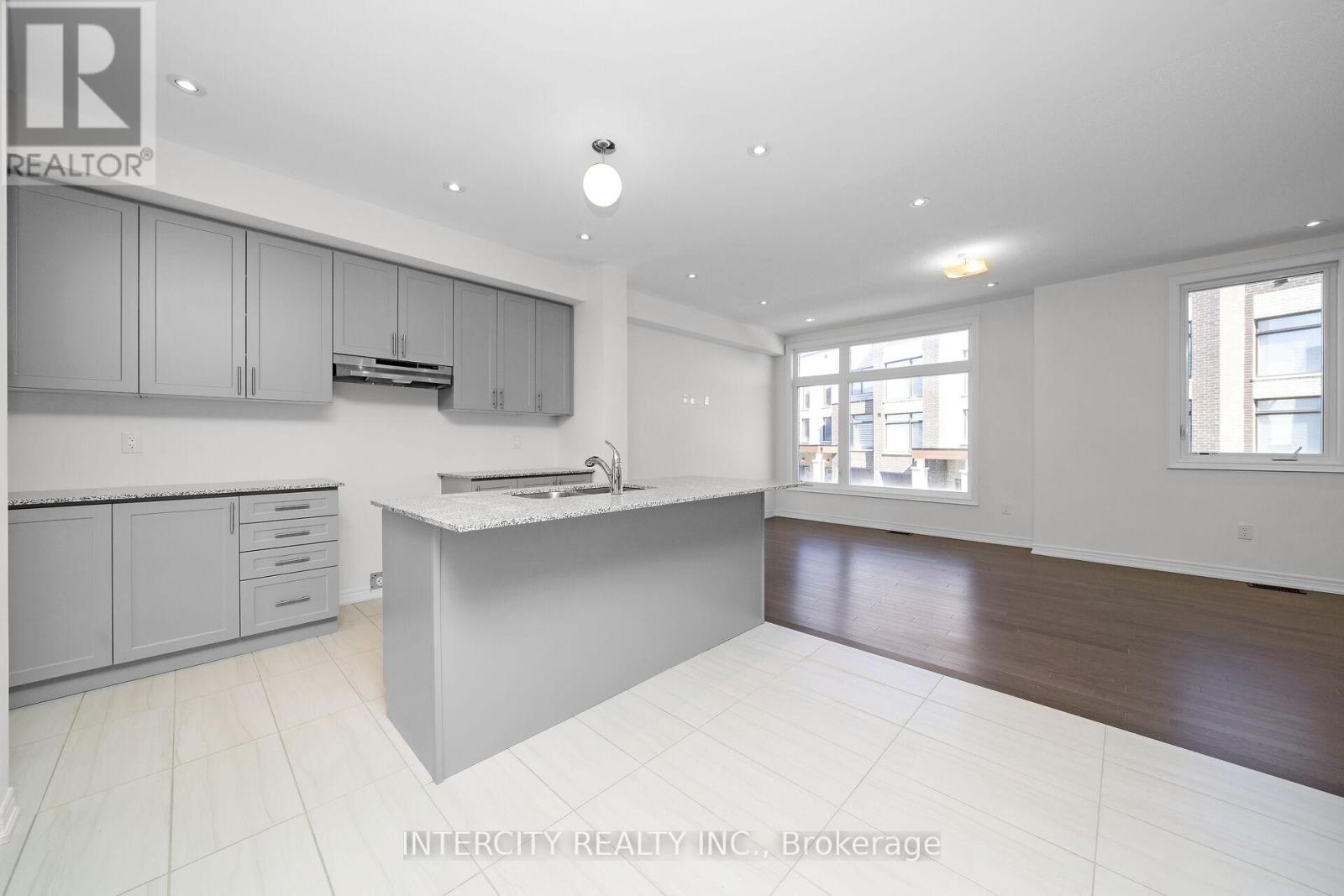 30 Queenpost Drive N, Brampton, Ontario  L6Y 6L2 - Photo 9 - W12508884