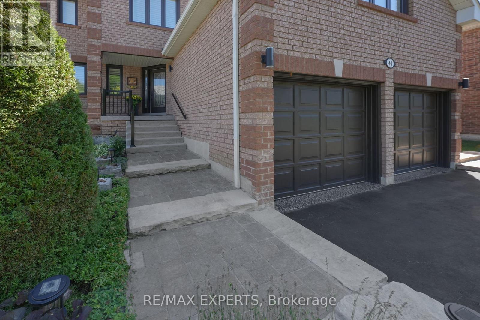 44 Sunkist Valley Road, Caledon, Ontario  L7E 1T1 - Photo 5 - W12508896