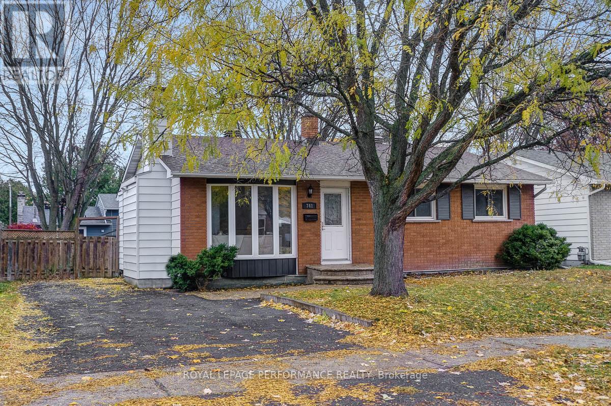 741 Eastvale Drive, Ottawa, Ontario  K1J 6Z8 - Photo 2 - X12509050