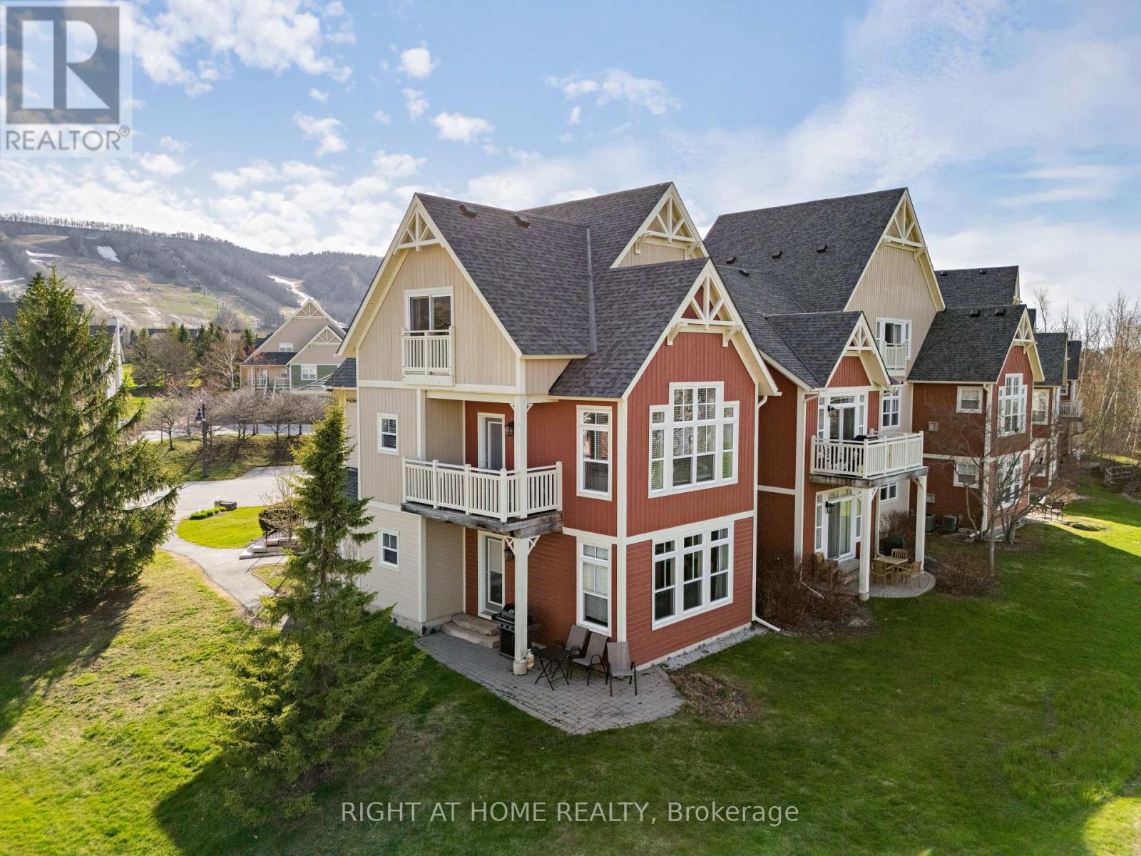 229 - 130 Fairway Court, Blue Mountains, Ontario  N3W 1Y1 - Photo 2 - X12508834