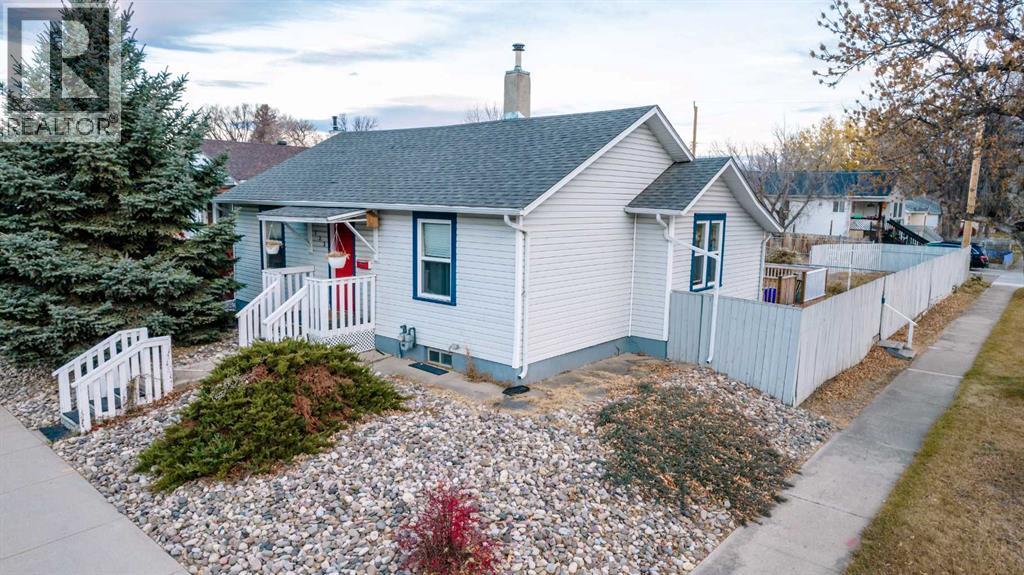 723 9 Avenue S, Lethbridge, Alberta  T1J 1T3 - Photo 2 - A2268048