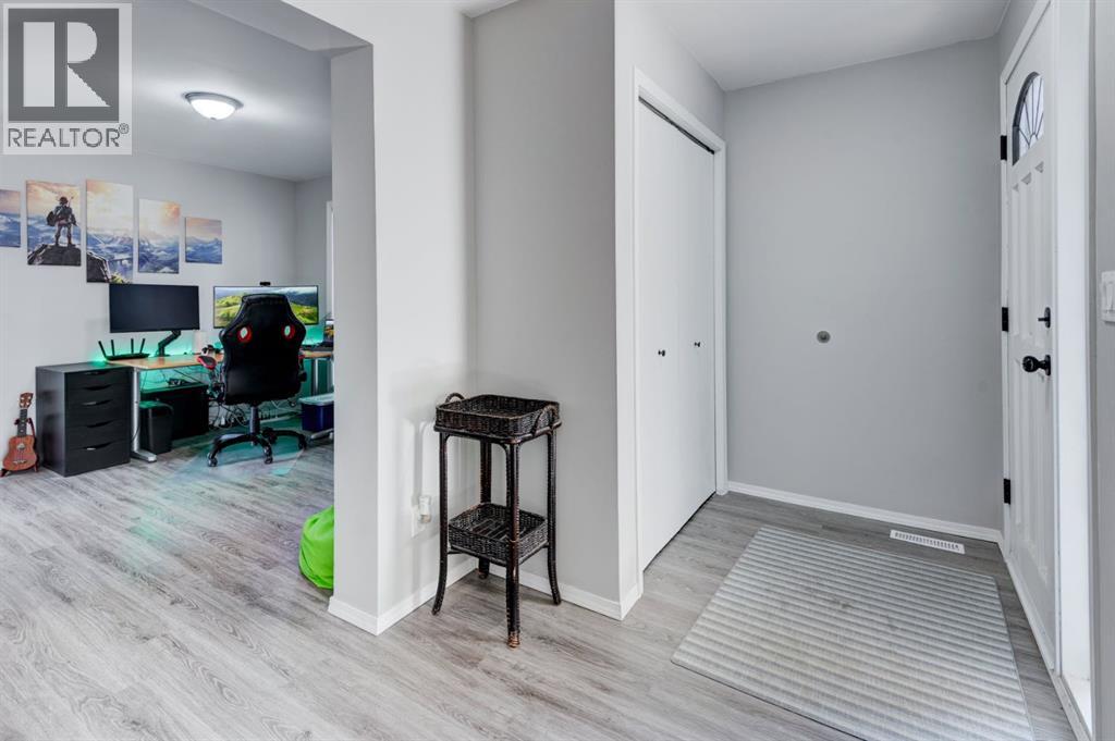 19 Woodglen Grove Sw, Calgary, Alberta  T2W 4J9 - Photo 5 - A2266711