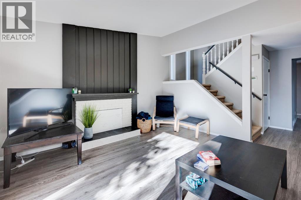 19 Woodglen Grove Sw, Calgary, Alberta  T2W 4J9 - Photo 3 - A2266711