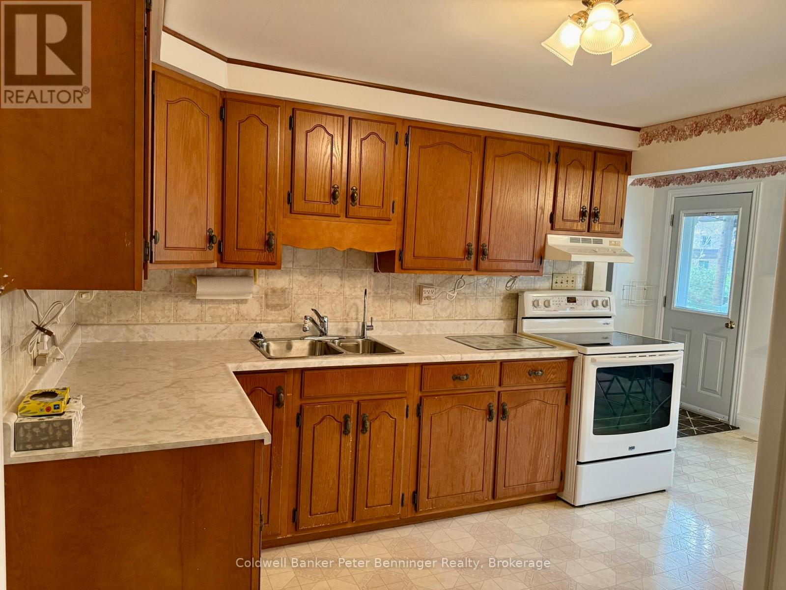 121 Hinks Street, Brockton, Ontario N0G 2V0 - Photo 6 - X12509072