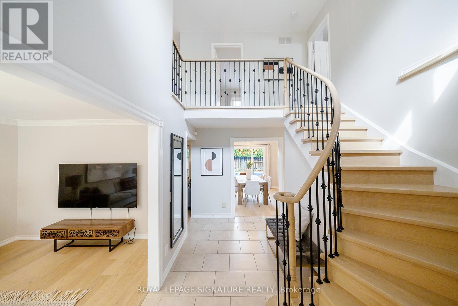 1239 Barnwood Square, Pickering, Ontario  L1X 1C6 - Photo 2 - E12509014