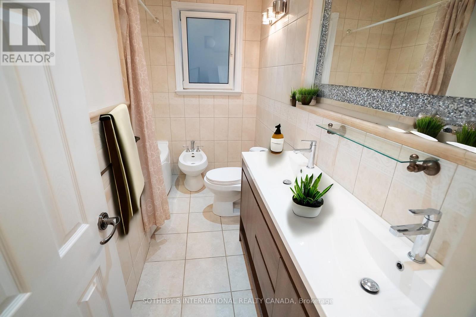 11 Buckhorn Place, Toronto, Ontario  M9V 2P3 - Photo 8 - W12508938