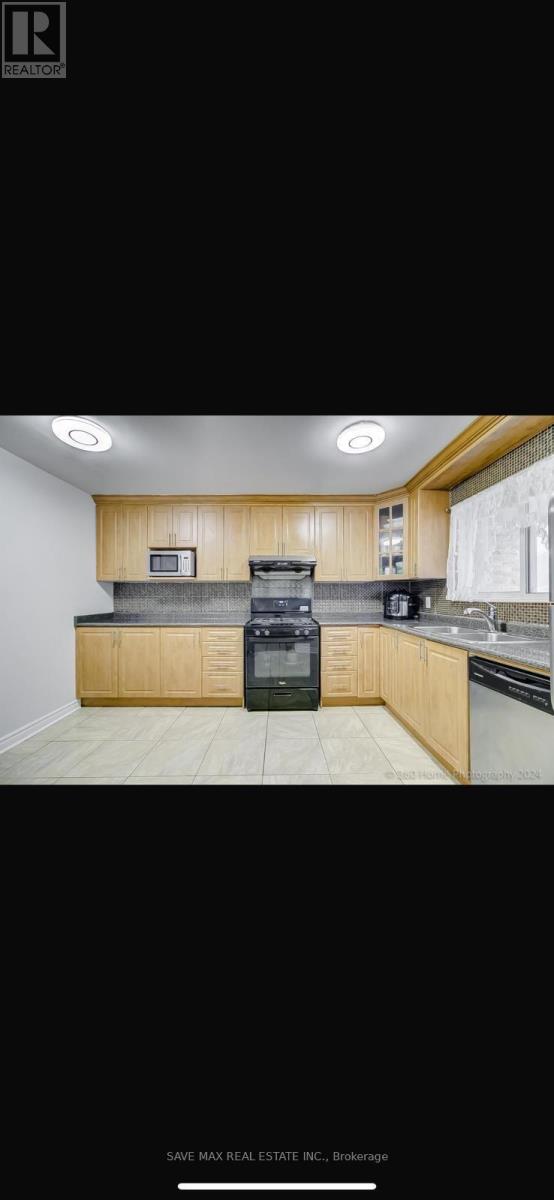 44 Carberry Crescent, Brampton, Ontario  L6V 2E9 - Photo 7 - W12509016