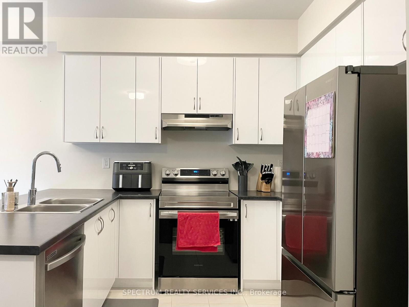 5 Poole Street, Brantford, Ontario  N3V 0B2 - Photo 3 - X12502672