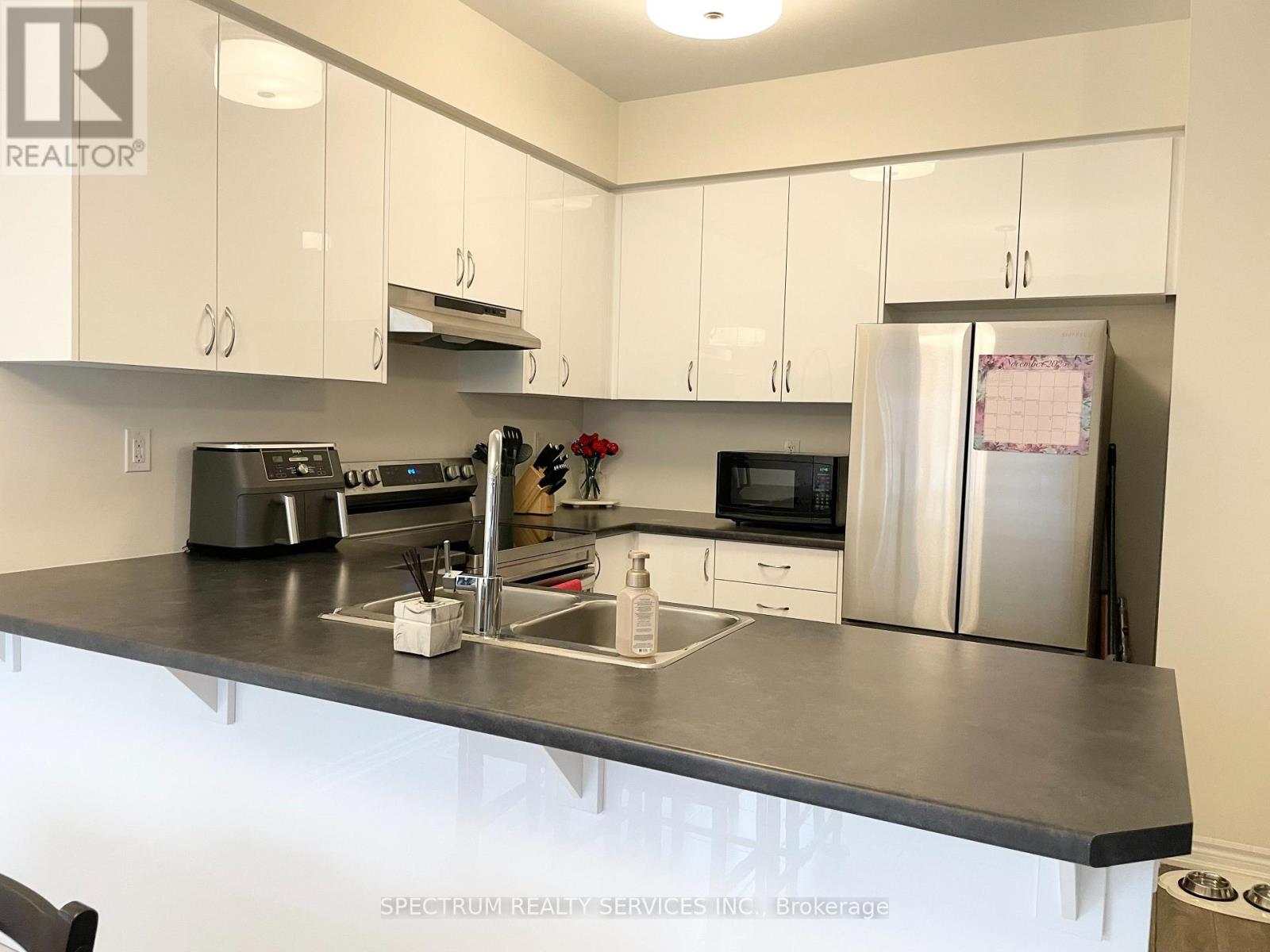 5 Poole Street, Brantford, Ontario  N3V 0B2 - Photo 4 - X12502672