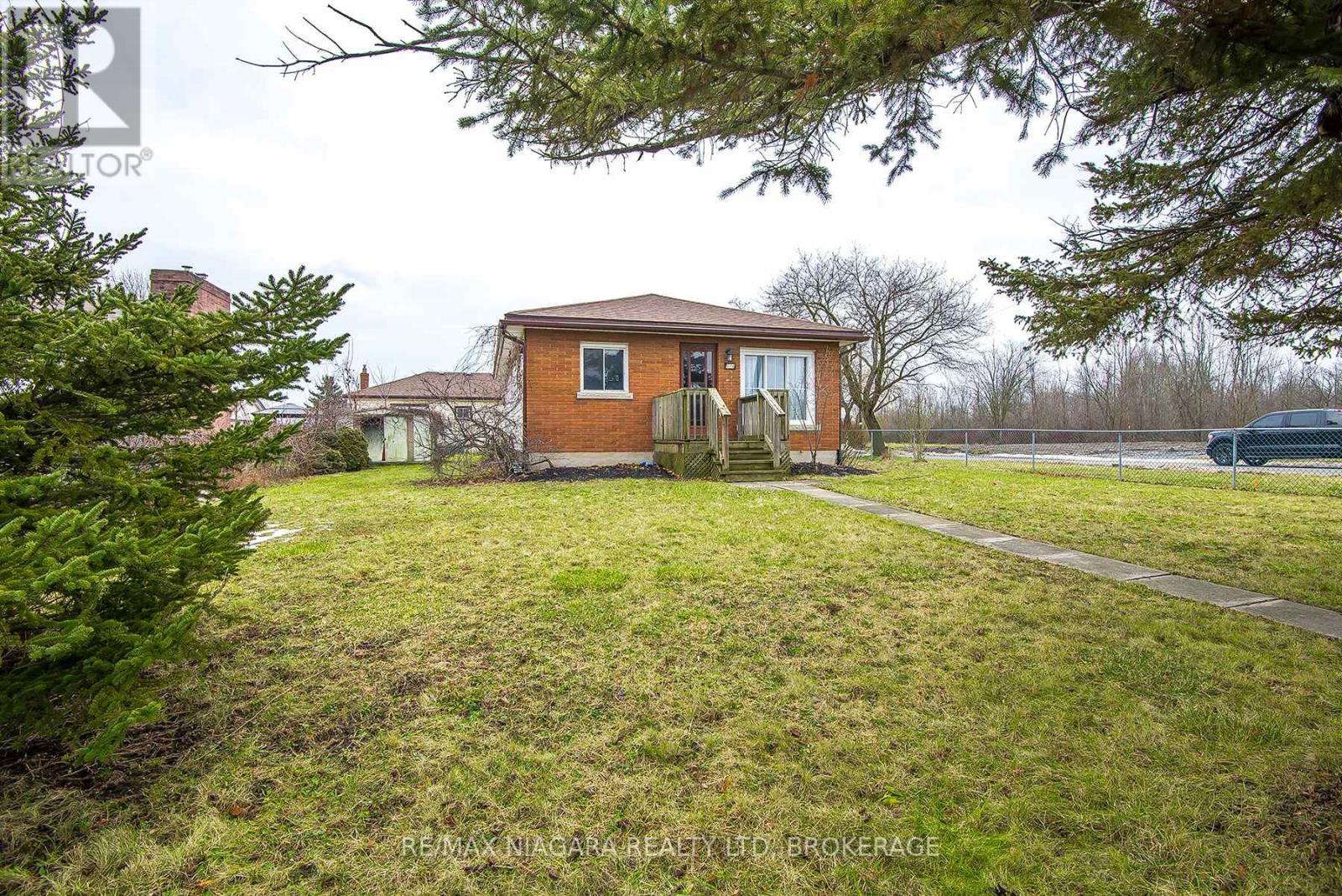 574 Broadway Street, Welland, Ontario  L3C 5M5 - Photo 2 - X12509398