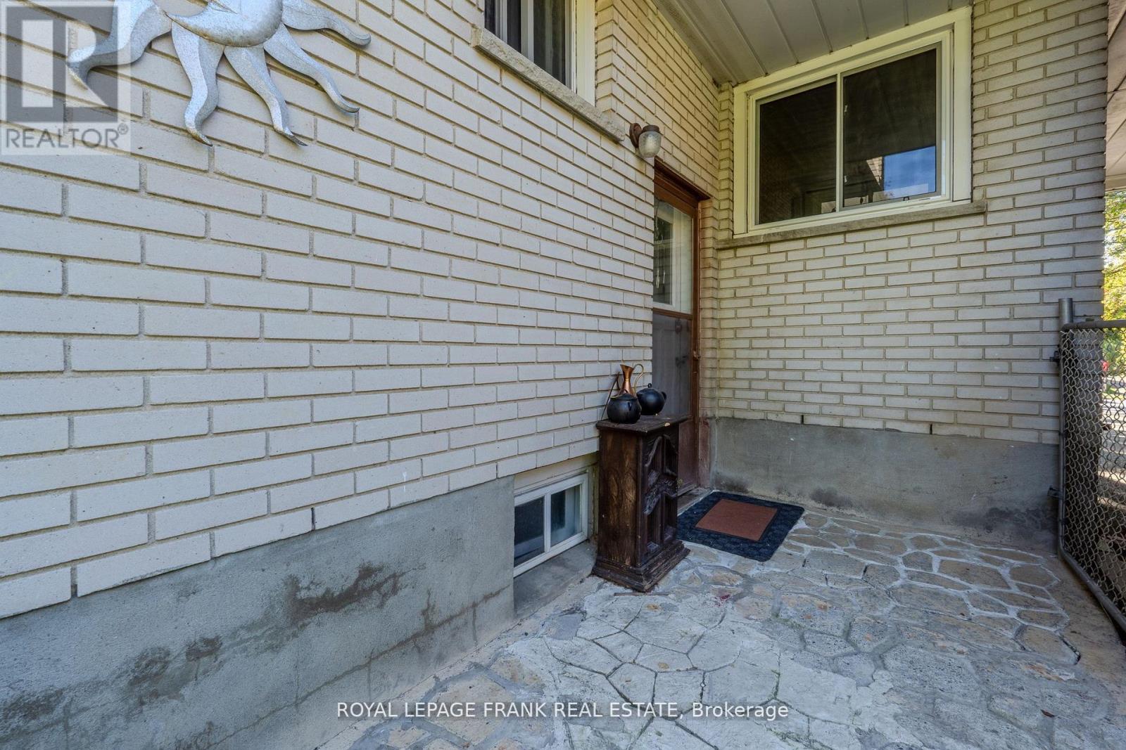 32 Melbourne Street E, Kawartha Lakes (Lindsay), Ontario  K9V 1X7 - Photo 37 - X12509228