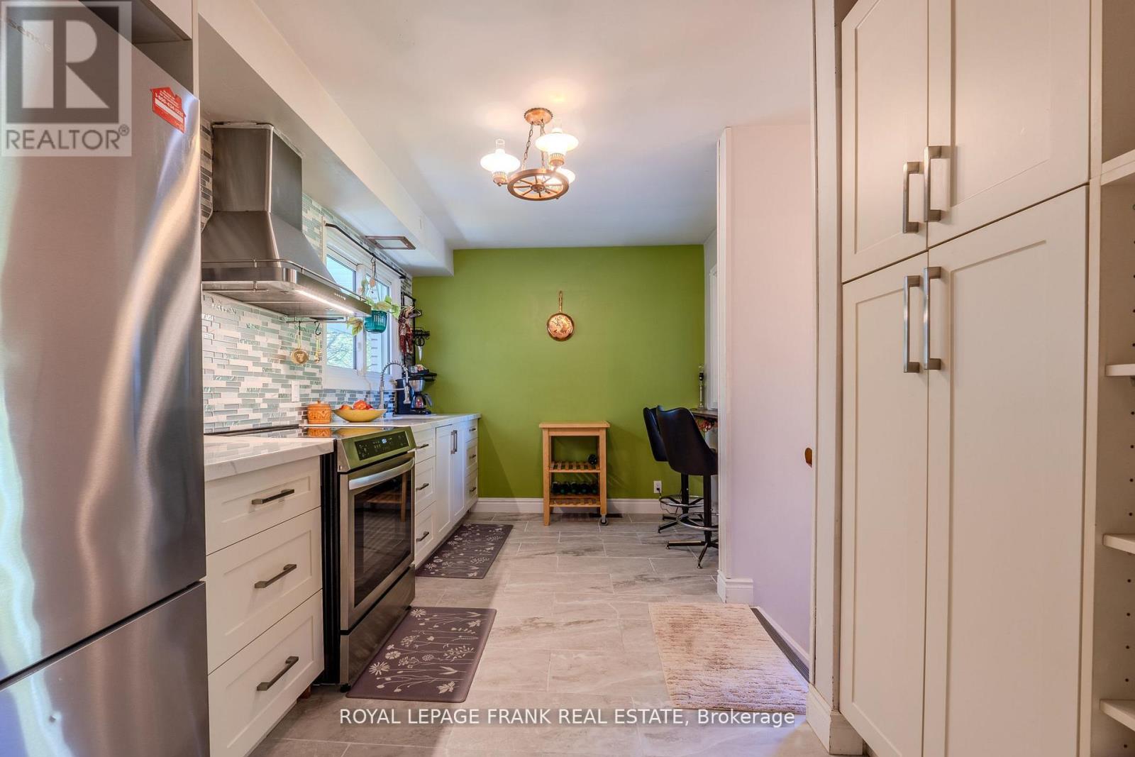 32 Melbourne Street E, Kawartha Lakes (Lindsay), Ontario  K9V 1X7 - Photo 7 - X12509228