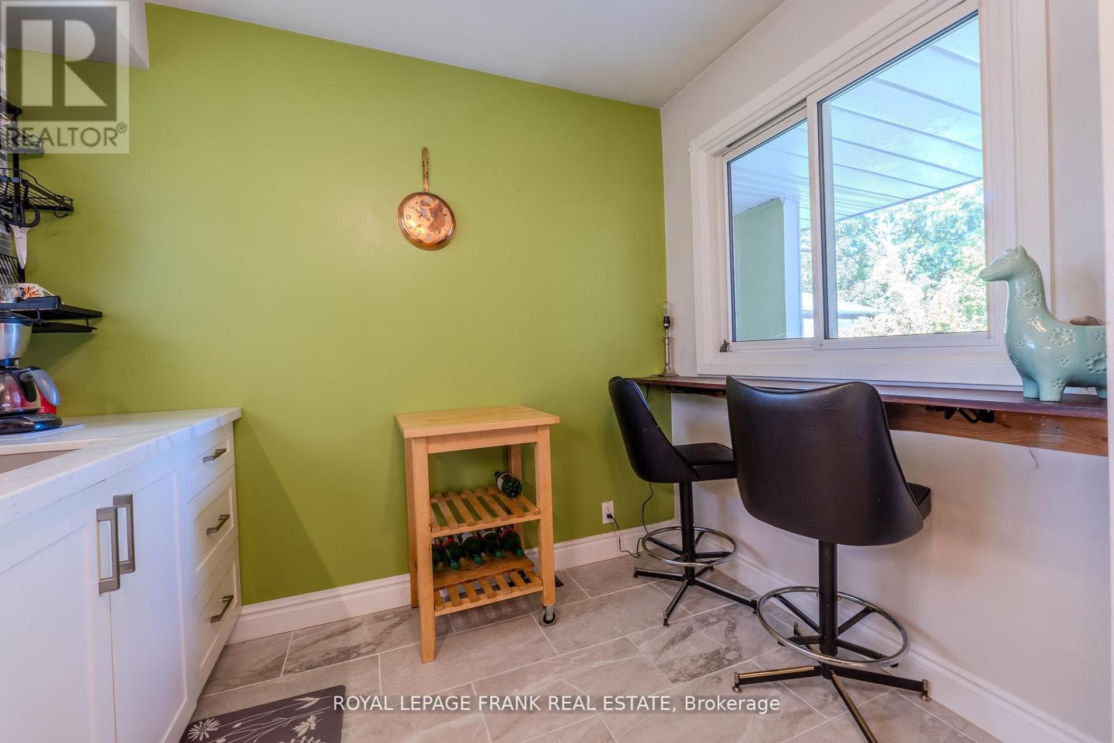 32 Melbourne Street E, Kawartha Lakes (Lindsay), Ontario  K9V 1X7 - Photo 8 - X12509228