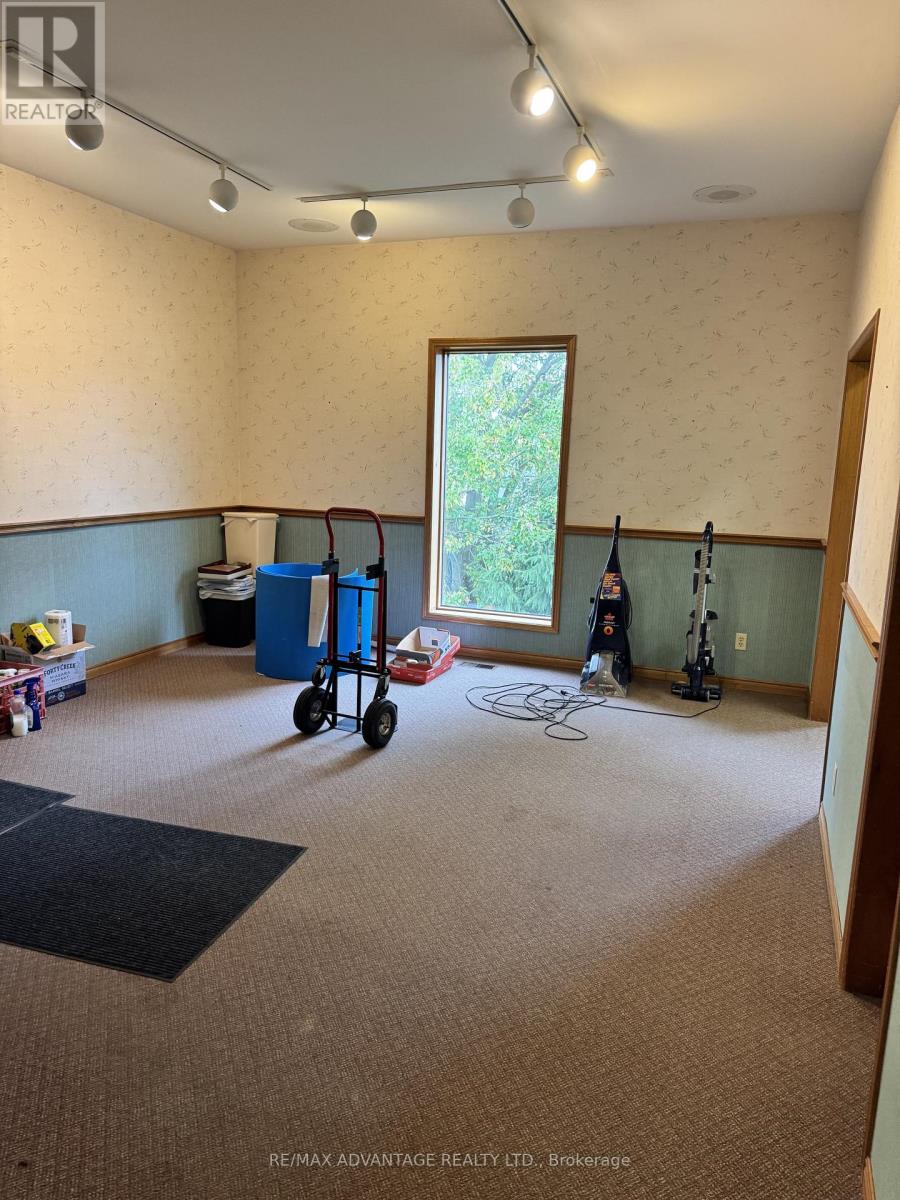 81 Charles Street W, Ingersoll, Ontario  N5C 2L7 - Photo 7 - X12476373