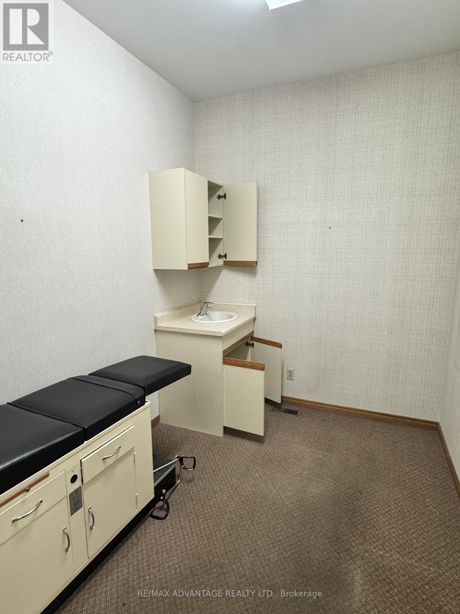 81 Charles Street W, Ingersoll, Ontario  N5C 2L7 - Photo 5 - X12476373