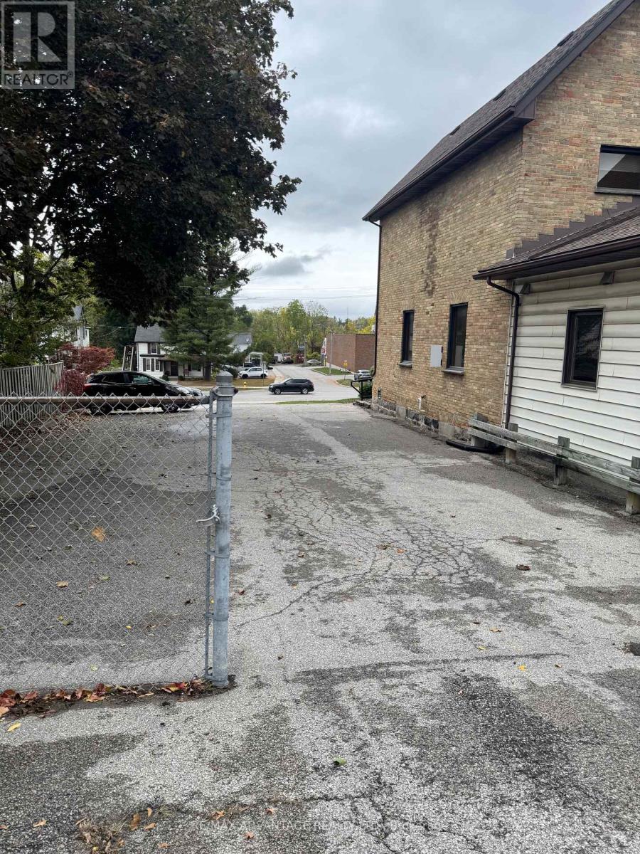 81 Charles Street W, Ingersoll, Ontario N5C 2L7 - Photo 6 - X12476571