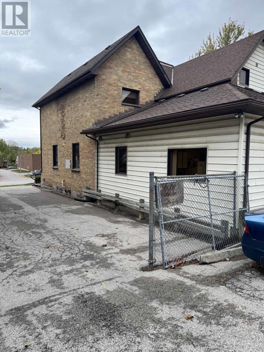 81 Charles Street W, Ingersoll, Ontario N5C 2L7 - Photo 5 - X12476571