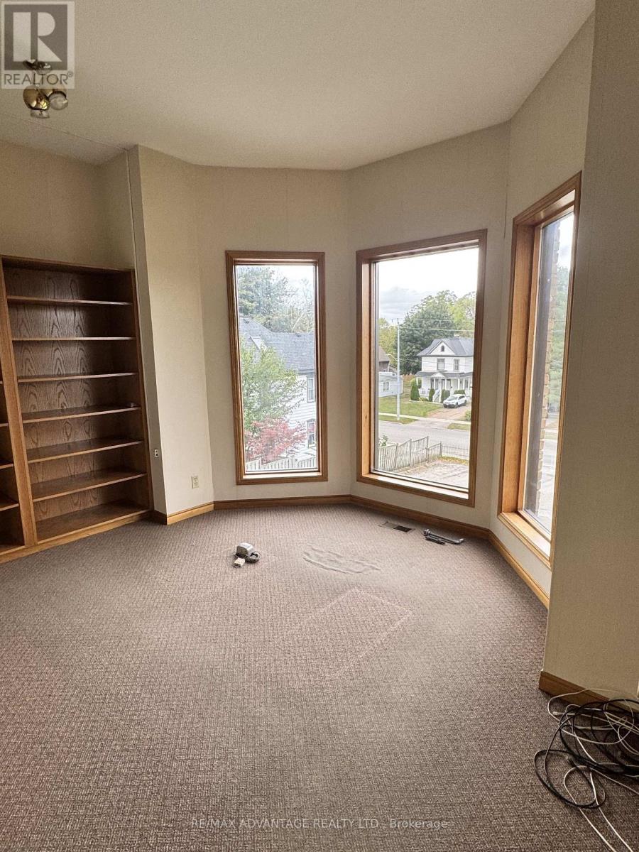 81 Charles Street W, Ingersoll, Ontario  N5C 2L7 - Photo 4 - X12476373