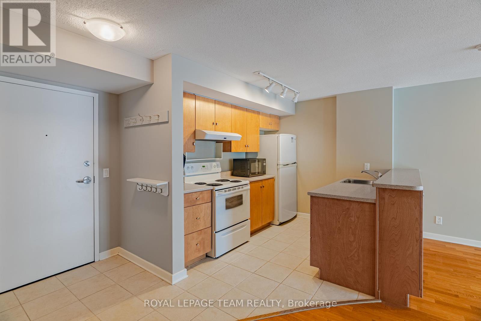 804 - 138 Somerset Street W, Ottawa, Ontario  K2P 0A3 - Photo 2 - X12444183