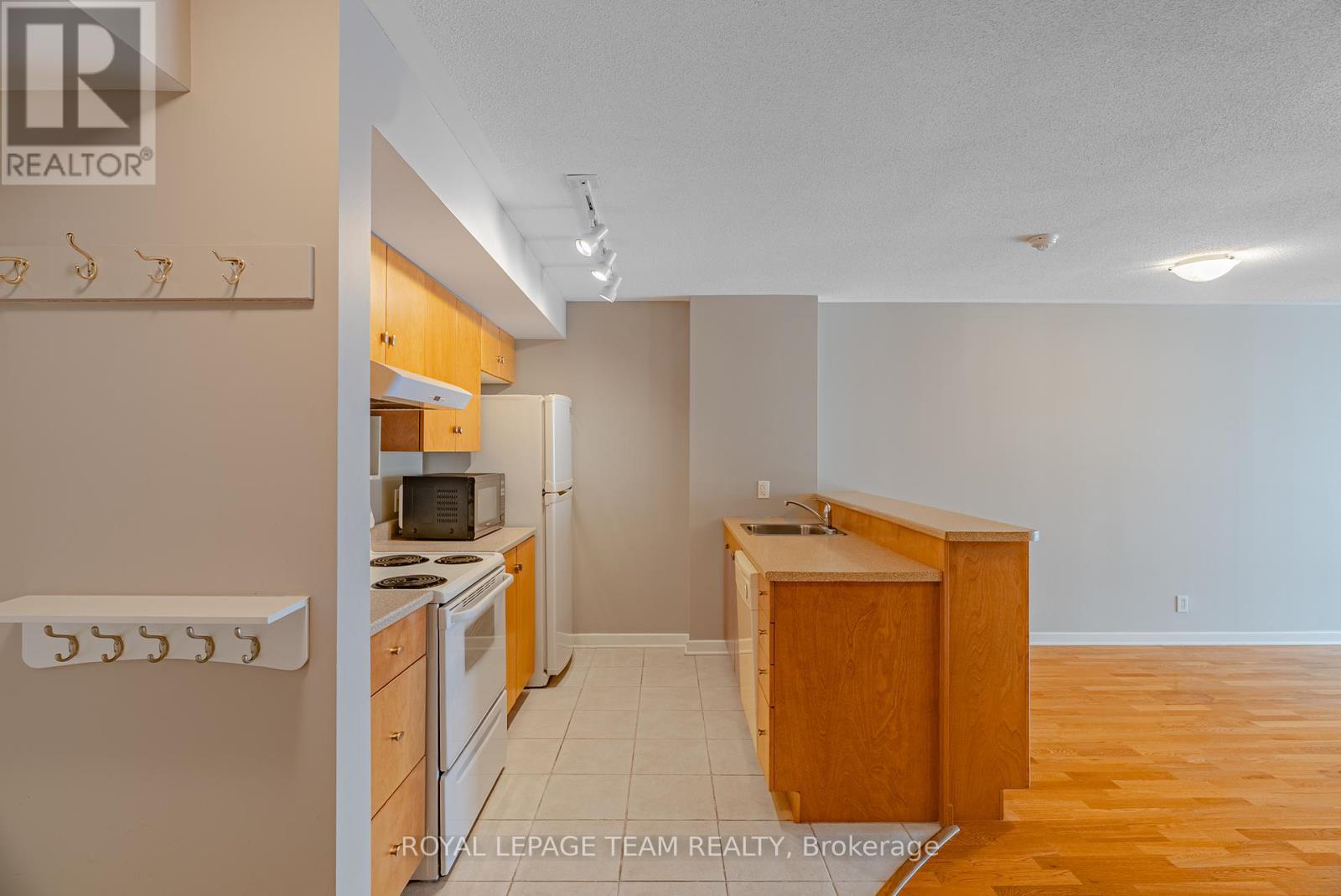 804 - 138 Somerset Street W, Ottawa, Ontario  K2P 0A3 - Photo 3 - X12444183