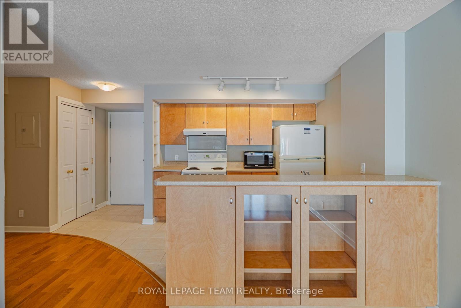 804 - 138 Somerset Street W, Ottawa, Ontario  K2P 0A3 - Photo 5 - X12444183