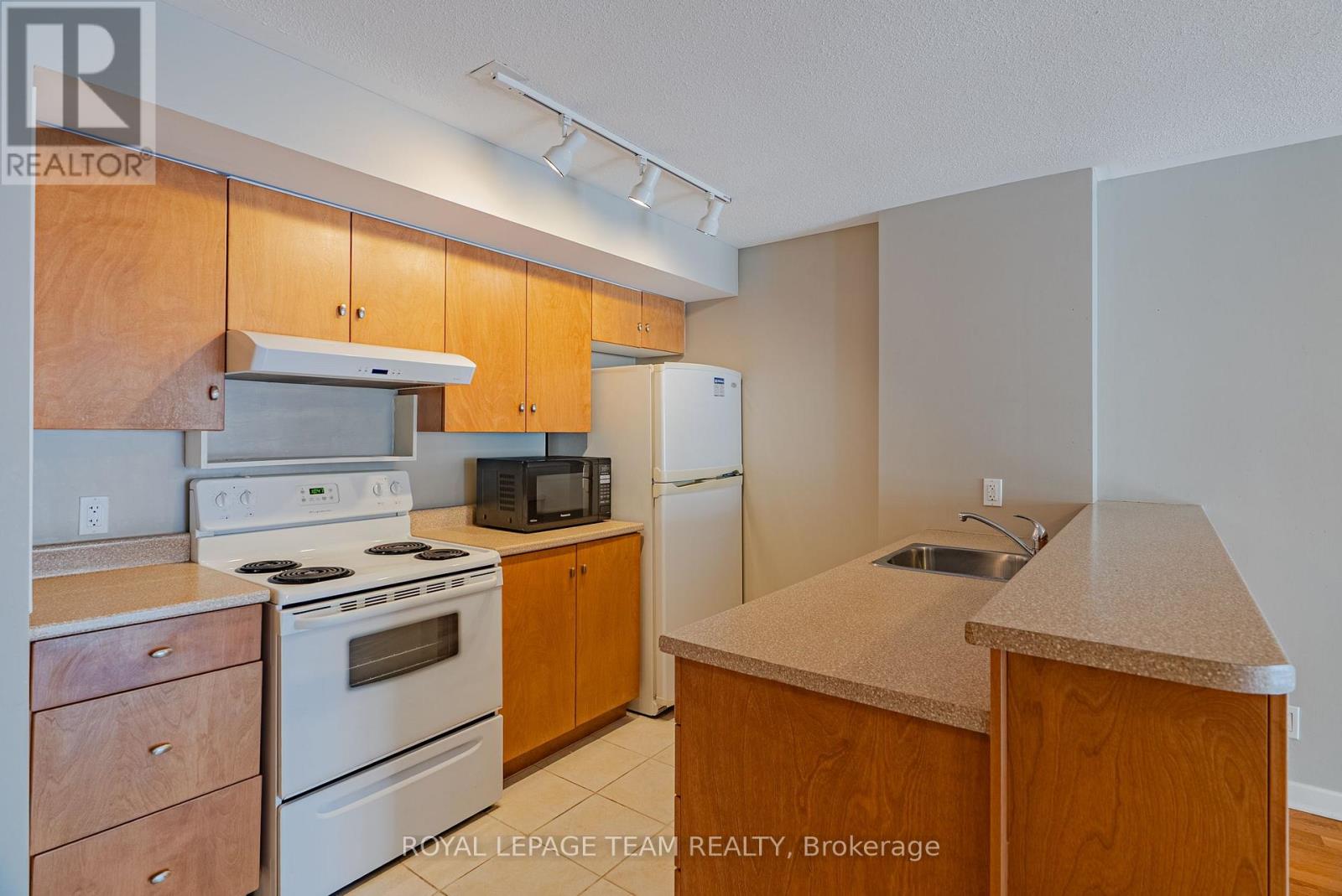 804 - 138 Somerset Street W, Ottawa, Ontario  K2P 0A3 - Photo 4 - X12444183