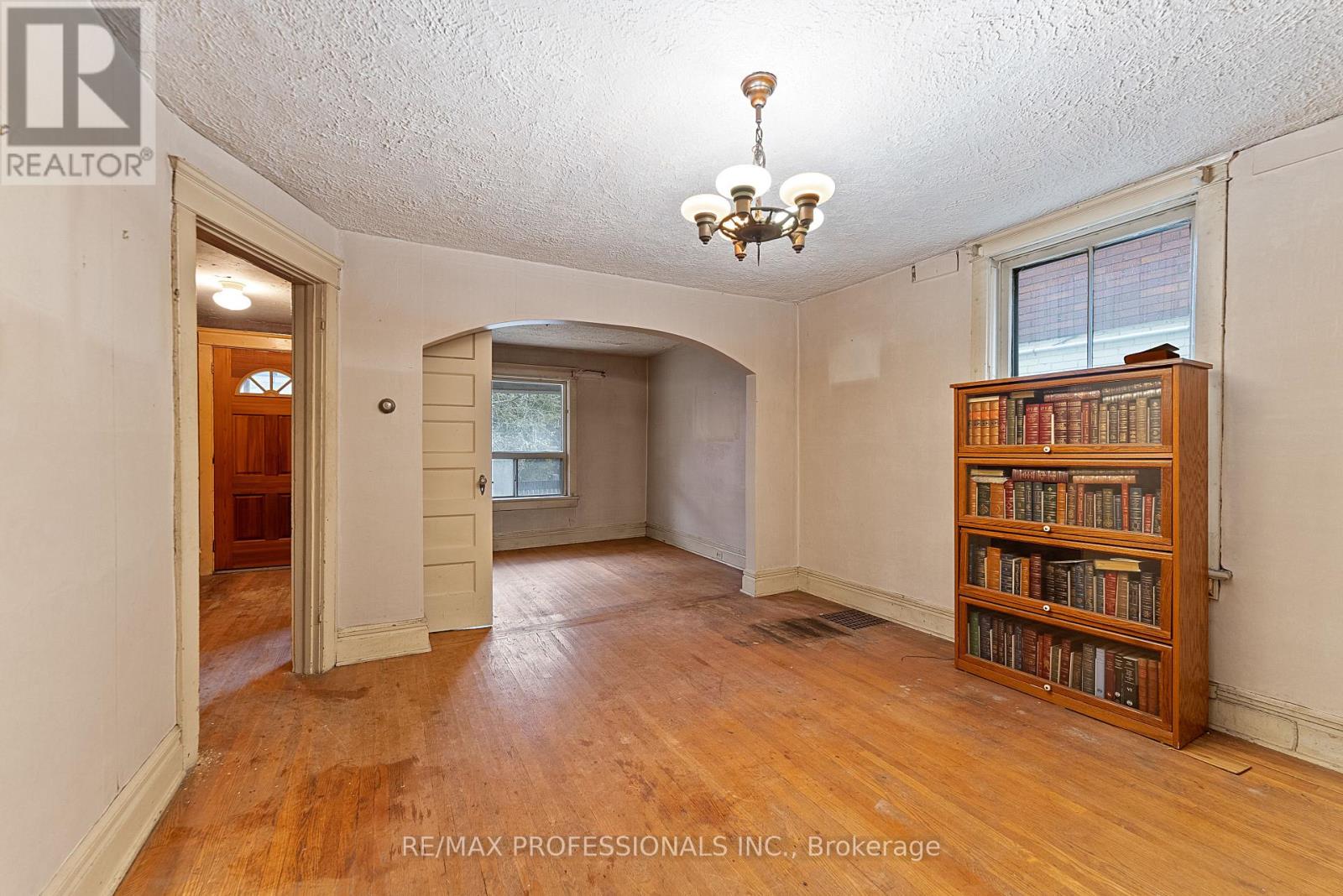 110 Bastedo Avenue, Toronto, Ontario M4C 3N1 - Photo 13 - E12509214