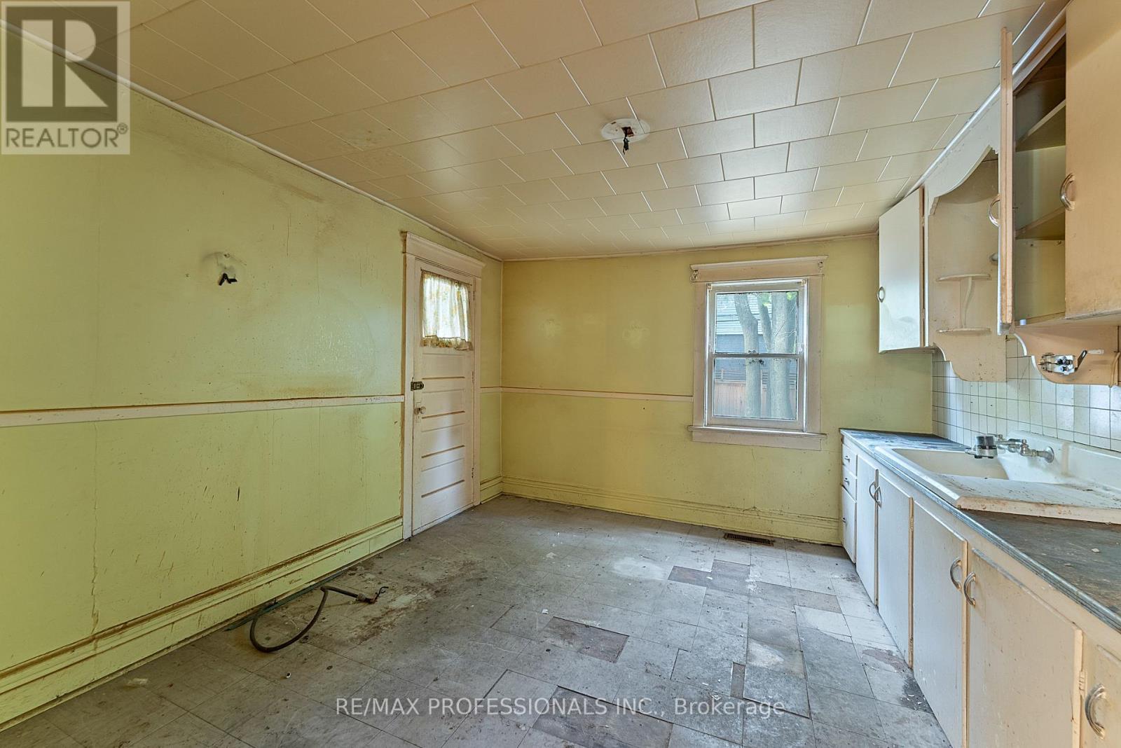 110 Bastedo Avenue, Toronto, Ontario M4C 3N1 - Photo 15 - E12509214